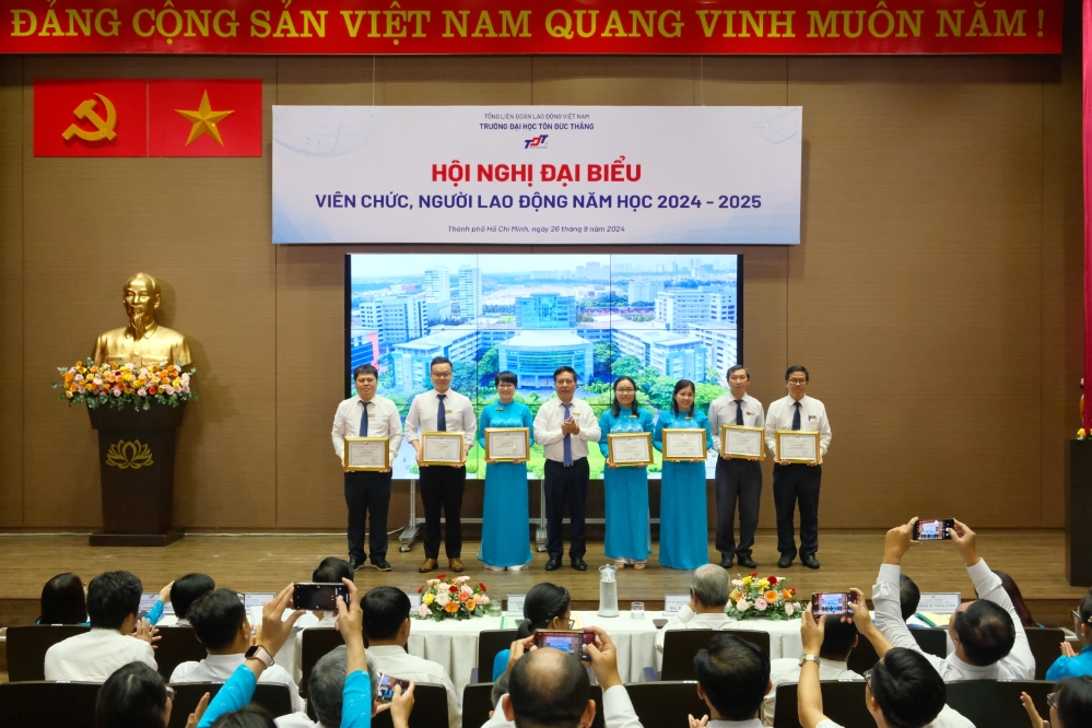 ThS. Nguyễn Huy Cận – Chủ tịch Hội Khuyến học TP. HCM, thành viên HĐT và Ban Giám hiệu Nhà trường khen thưởng các tập thể, cá nhân đạt thành tích cao trong năm học 2023-2024