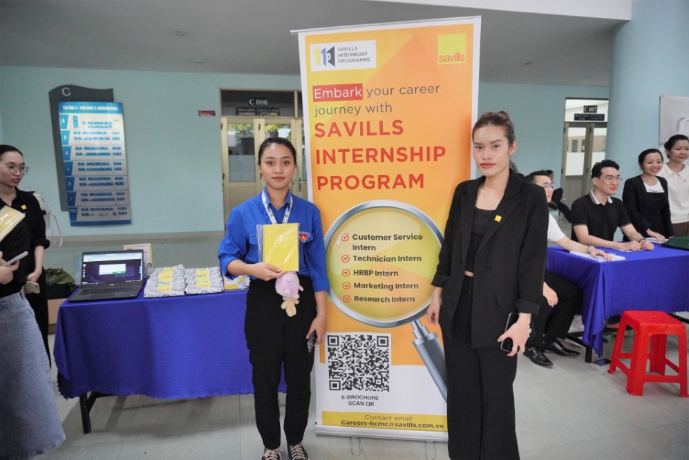 Representatives from alumni-owned companies take a group photo