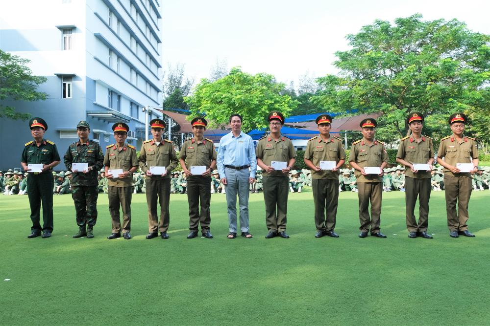 Đại diện lãnh đạo Nhà trường trao quà lưu niệm cho các cựu chiến binh, cựu quân nhân đang học tập, công tác tại TDTU