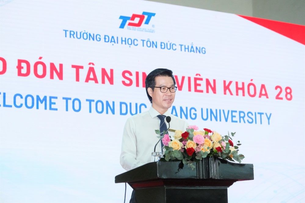 Dr. Tran Trong Dao, President of TDTU, delivering the welcome speech to the freshmen of Intake 28