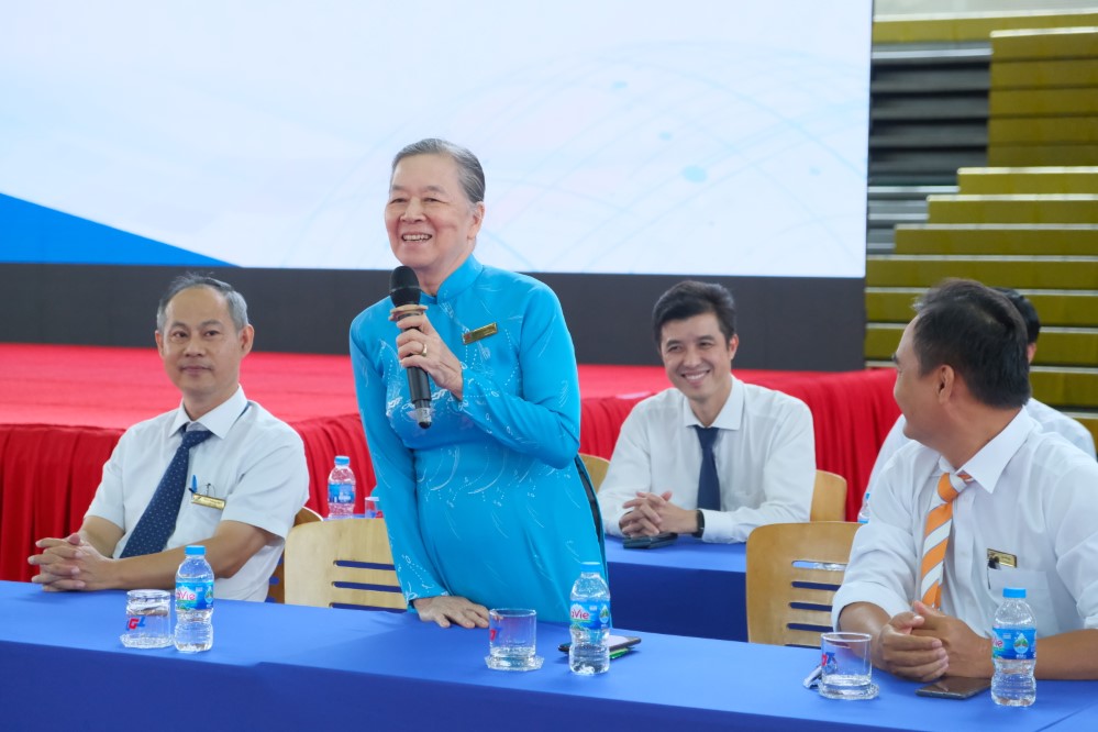 Leaders from several units welcoming new students