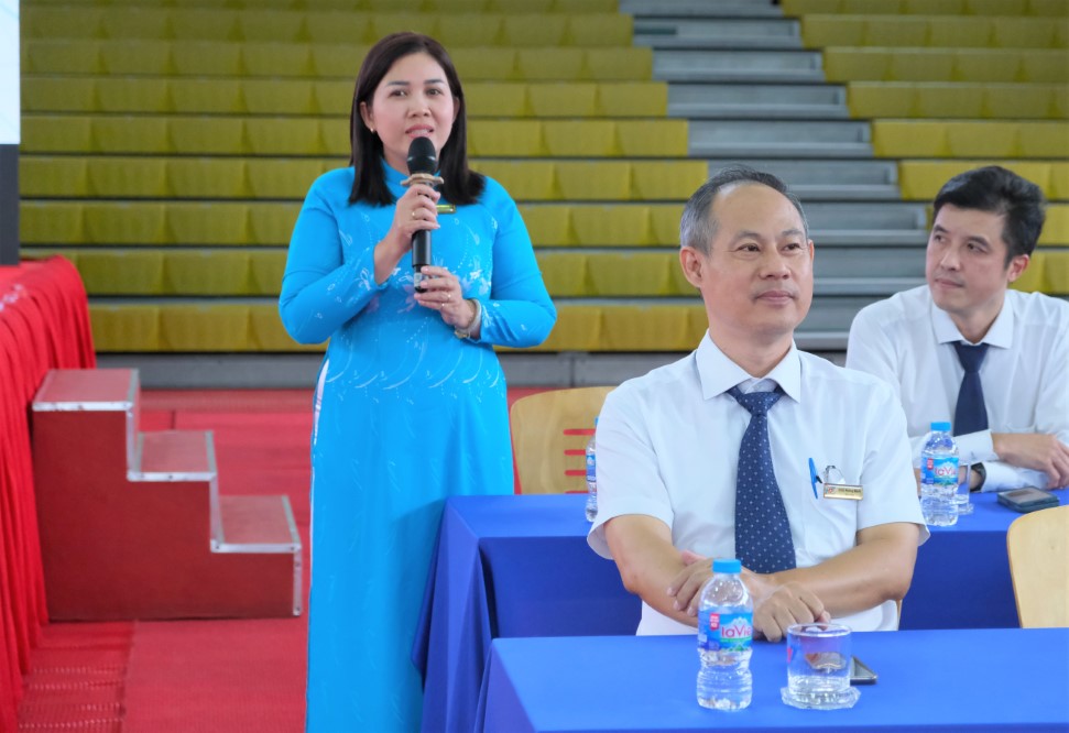 Leaders from several units welcoming new students